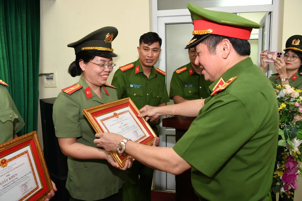 Lãnh đạo C04 tặng giấy khen cho 9 tập thể và 25 cá nhân có thành tích trong phối hợp thực hiện chương trình.Ảnh CA toi-pham-ve-ma-tuy.jpg