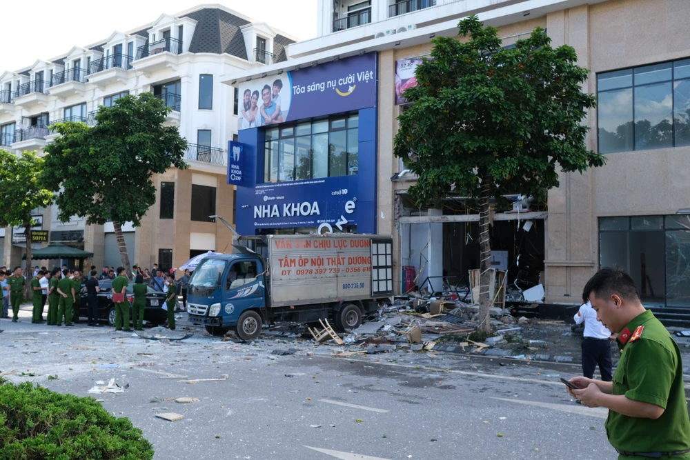 Sức ép từ vụ nổ khiến toàn bộ hệ thống trần thạch cao tầng 1 và tầng 2 của quán bị hư hỏng nặng.