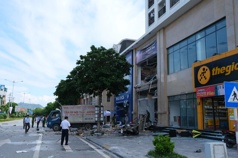 Theo người dân cho biết, quán ăn sắp khai trương đang trong quá trình thi công và hoàn thiện. Thời điểm xảy ra vụ nổ có nhiều người bên trong.