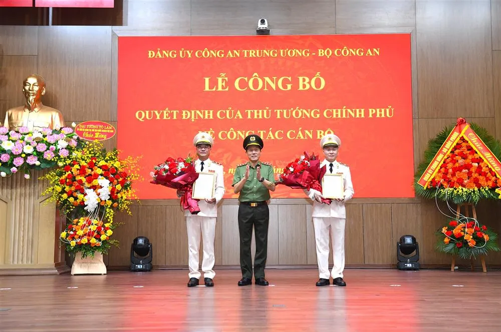 Thừa ủy quyền, Bộ trưởng Lương Tam Quang trao Quyết định bổ nhiệm chức vụ Thứ trưởng Bộ Công an đối với Trung tướng Phạm Thế Tùng và Thiếu tướng Nguyễn Ngọc Lâm. Ảnh NCA 2 tan-thu-truong-bo-cong-an.jpg