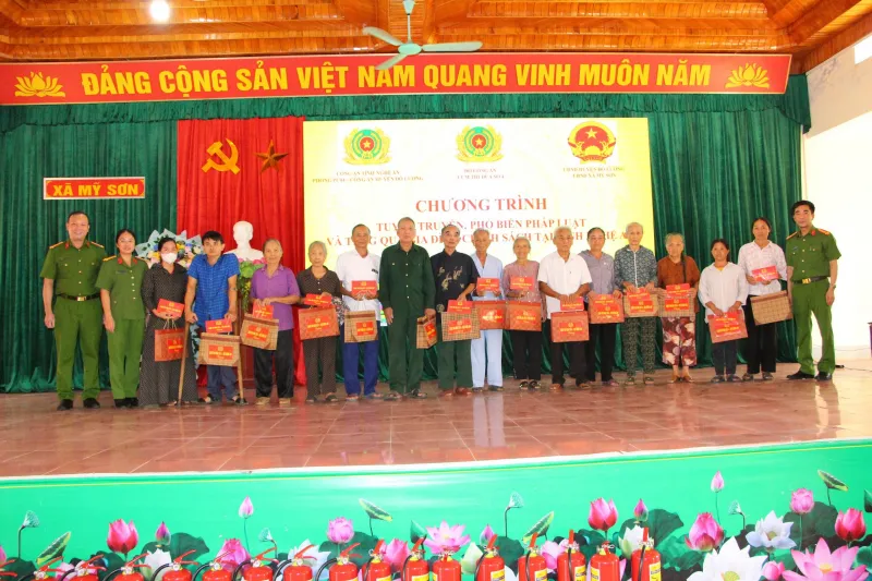 Đoàn công tác trao quà tặng các cá nhân có nhiều đóng góp trong công tác phòng, chống tội phạm về tệ nạn ma túy. 407dc5defe815bdf0290_1-1721372960134.jpg