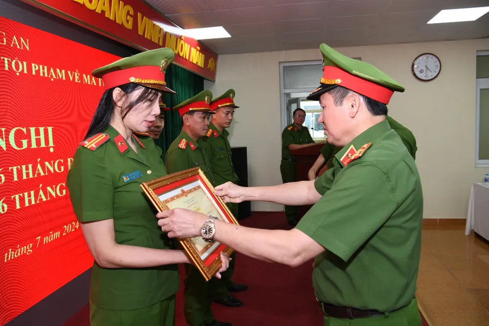 Trung tướng Nguyễn Văn Viện trao Bằng khen cho các cá nhân.Ảnh CA 6-thang-dau-nam (2).jpg