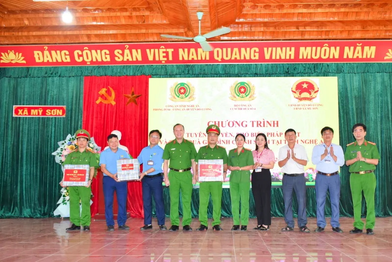 Đoàn công tác trao quà tặng các cá nhân có nhiều đóng góp trong công tác phòng, chống tội phạm về tệ nạn ma túy.Ảnh C04 bọ-cong-an.jpg