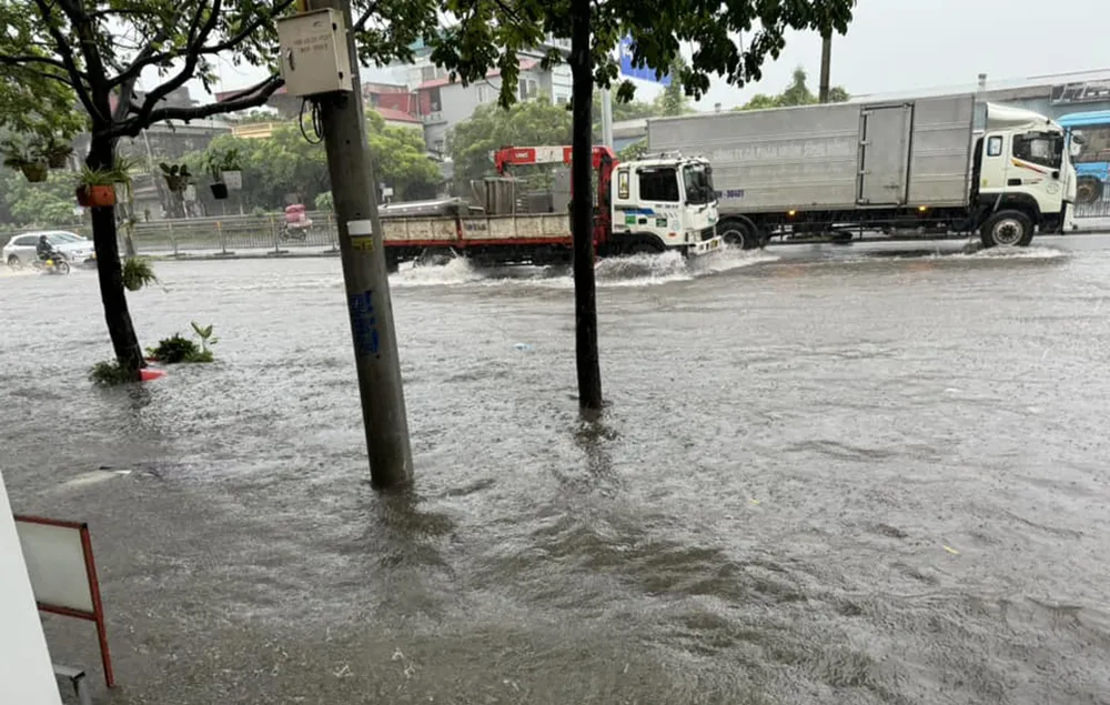 Một đoạn đường thuộc địa phận huyện Thường Tín, các phương tiện giao thông di chuyển qua "biển nước". Ảnh CTV Ảnh hưởng bão số 2, nhiều tuyến phố ở Hà Nội ngập sâu