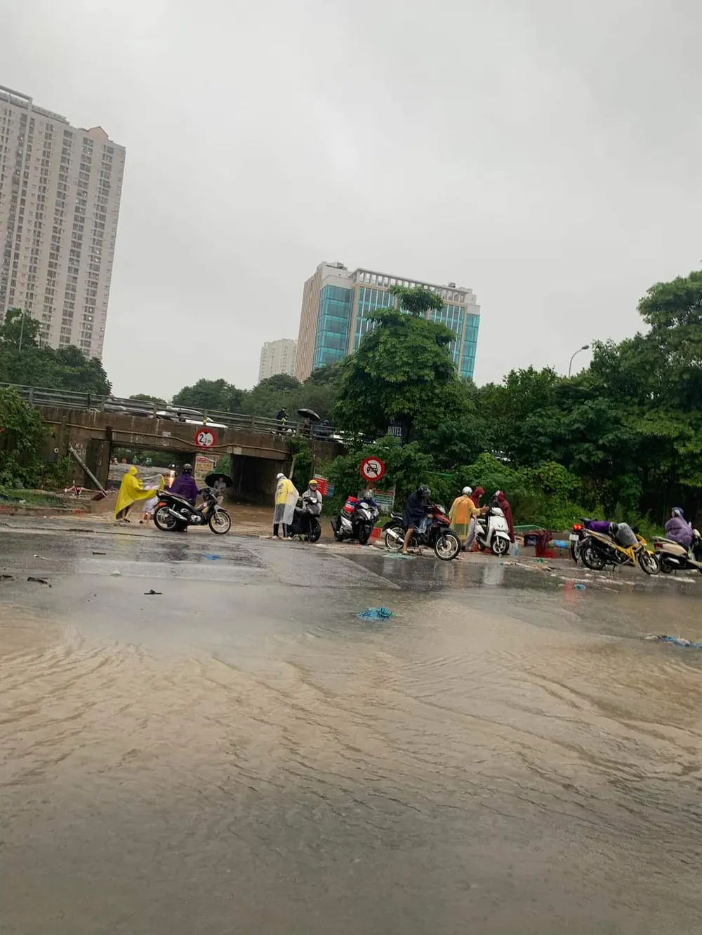 Ảnh hưởng của bão số 2, trời mưa lớn khiến cho một đoạn đường và hầm chui thuộc Đại lộ Thăng Long, địa phận huyện Hoài Đức bị ngập sâu.Ảnh CTV Ảnh hưởng bão số 2, nhiều tuyến phố ở Hà Nội ngập sâu