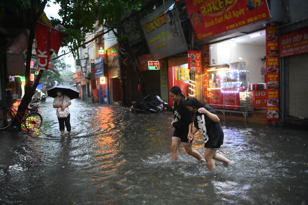 Tuyến đường Triều Khúc, quận Thanh Xuân cũng ngập sâu do mưa lớn. Ảnh hưởng bão số 2, nhiều tuyến phố ở Hà Nội ngập sâu