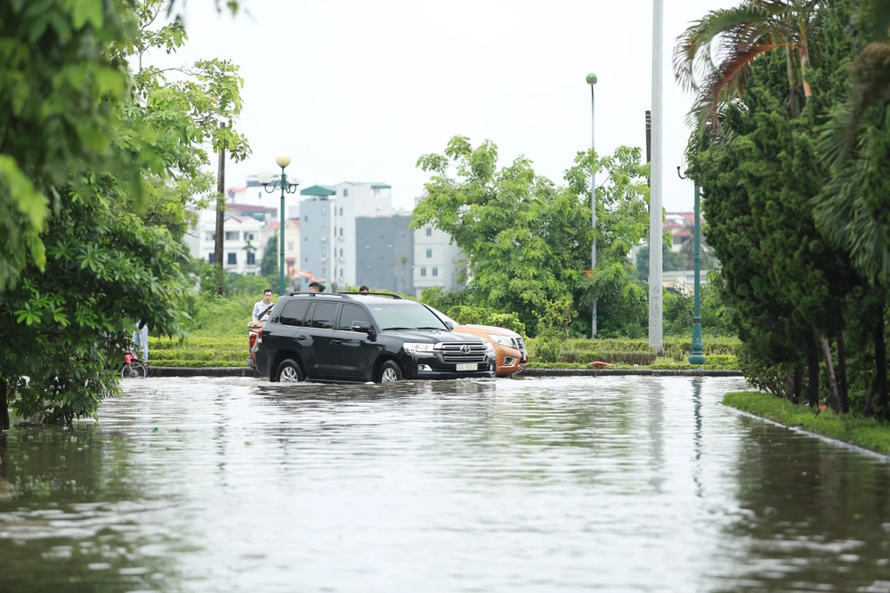 Hà Nội bị ngập sâu, giao thông có chỗ bị tê liệt sau trận mưa lớn