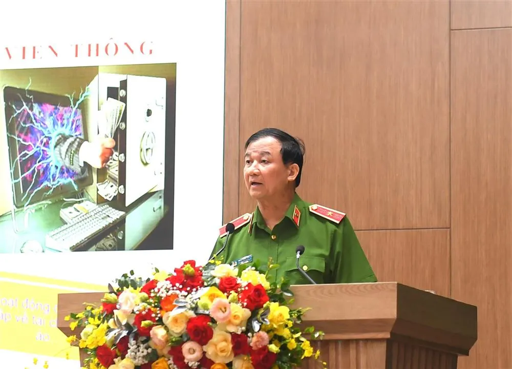 Thiếu tướng Trần Minh Tiến, Chánh Văn phòng Cơ quan CSĐT Bộ Công an trình bày Báo cáo tại Hội nghị.Ảnh CA xu-ly-toi-pham (2).jpg