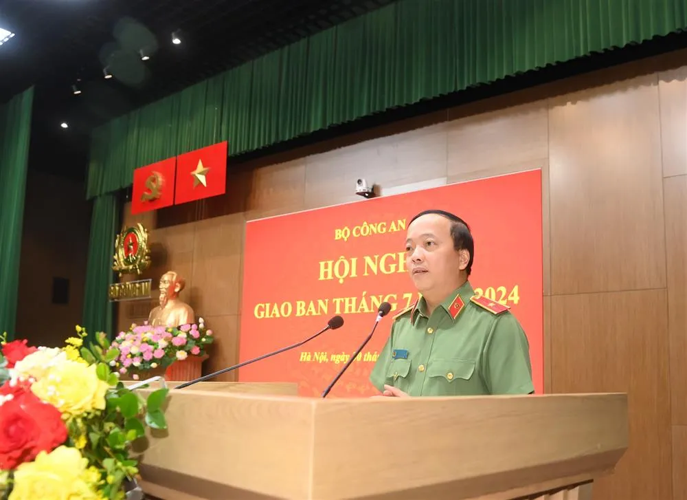 Thiếu tướng Đặng Hồng Đức, Chánh Văn phòng Bộ Công an trình bày báo cáo kết quả công tác công an tháng 7-2024.Ảnh CA Thiếu tướng Đặng Hồng Đức, Chánh Văn phòng Bộ Công an trình bày báo cáo kết quả công tác công an tháng 7-2024.Ảnh CA