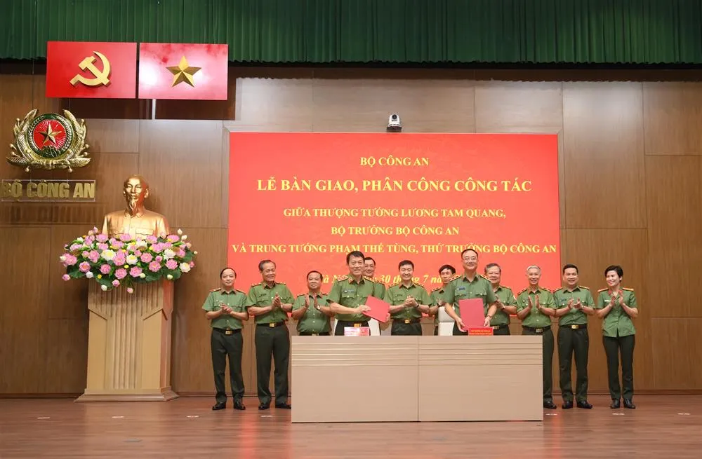 Lễ bàn giao, phân công công tác giữa Bộ trưởng Lương Tam Quang và Thứ trưởng Phạm Thế Tùng.Ảnh CA Lễ bàn giao, phân công công tác giữa Bộ trưởng Lương Tam Quang và Thứ trưởng Phạm Thế Tùng.Ảnh CA