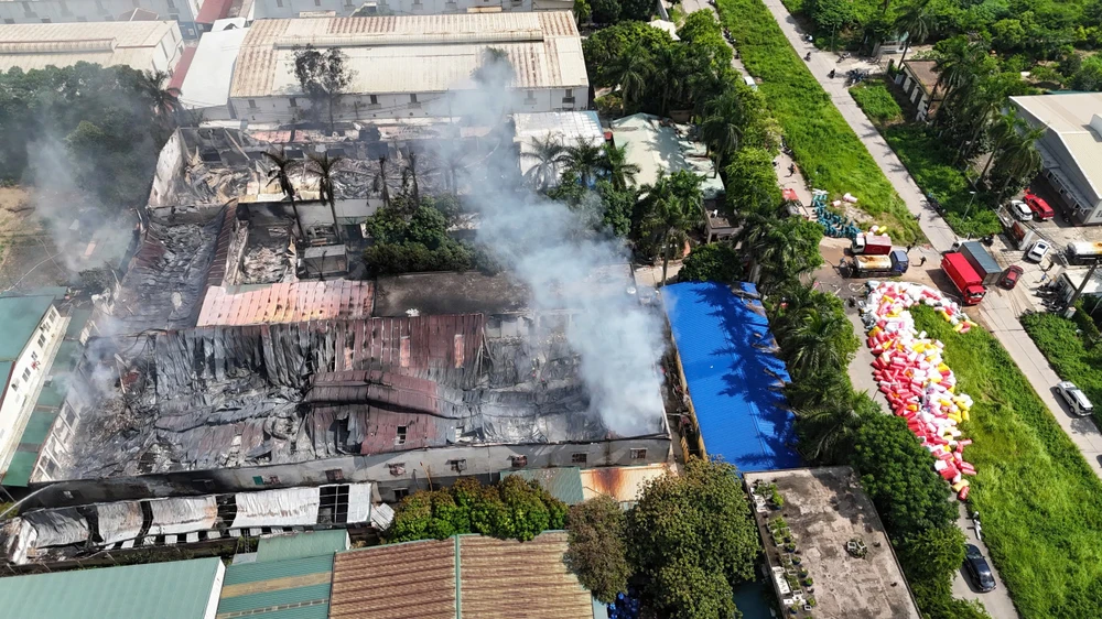 Hà Nội: Cháy kho chứa xốp của một công ty, khói đen bốc cao hàng chục mét