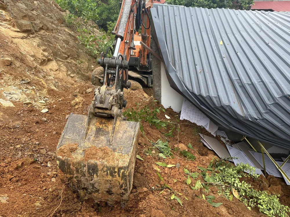 Hiện trường vụ sạt lở đất ở Vĩnh Phúc khiến 2 người tử vong. Ảnh CTV Cháu bé 5 tuổi trong vụ sạt lở đất ở Vĩnh Phúc đã tử vong