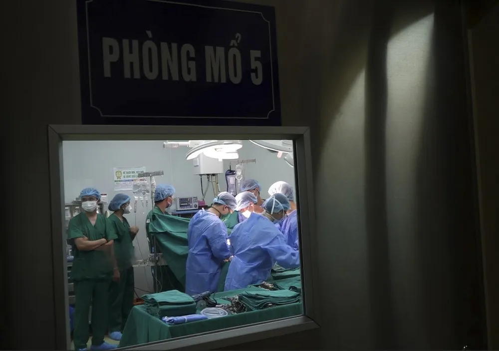 Hai quả thận và lá gan của người hiến ngay lập tức được chuyển sang Bệnh viện Việt Đức. Ngay sau đó, hai bệnh nhận chờ ghép thận đã được cấy ghép. Việc ghép gan đang được chuẩn bị. hien-tang (38).jpg