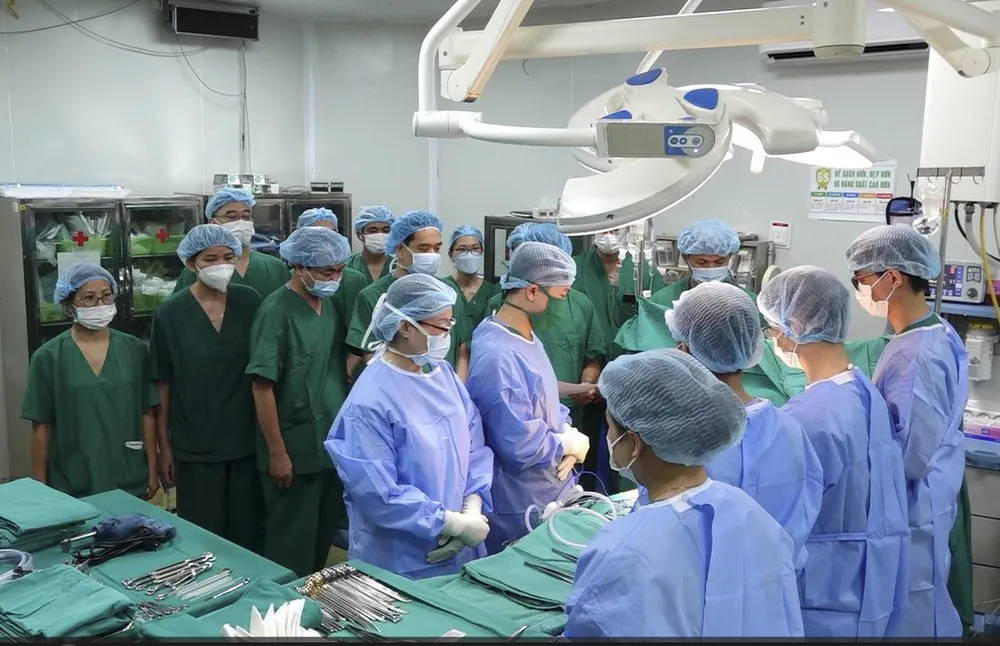 Tại Bệnh viện Saint Paul, trước ca phẫu thuật lấy đa tạng, kíp y bác sĩ Saint Paul - Việt Đức và lãnh đạo Bệnh viện dành phút mặc niệm tỏ lòng thành kính đối với người hiến tạng. hien-tang (39).jpg