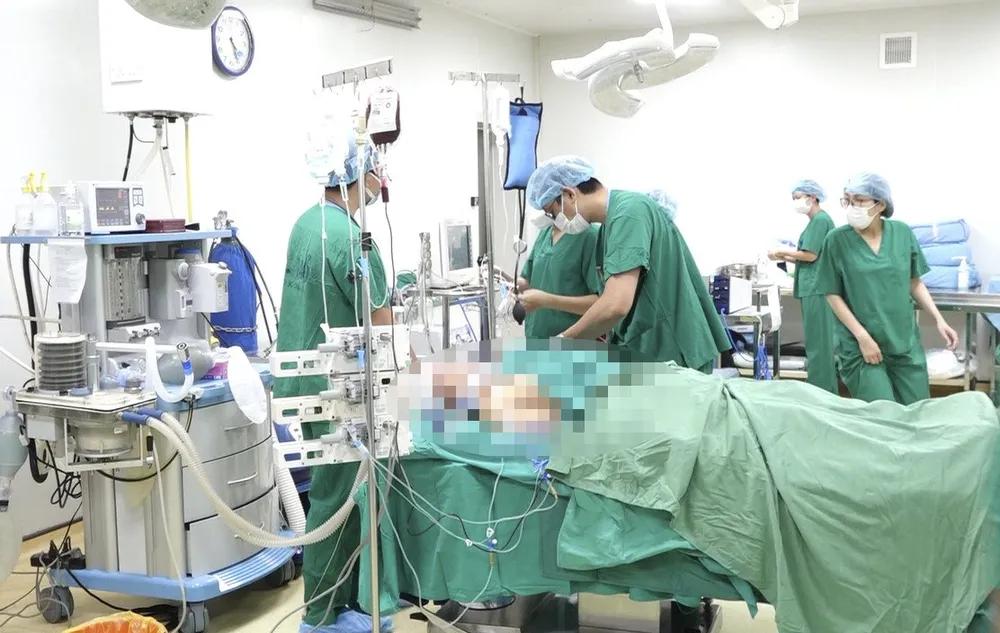 Ca ghép tim đã được Bệnh viện Đại học Y Dược TPHCM triển khai ngay trong đêm. Còn giác mạc người hiến được chuyển sang Bệnh viện Trung ương Quân đội 108 bảo quản chuẩn bị cho ca ghép giác mạc. hien-tang (43).jpg