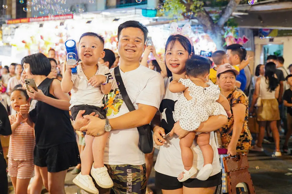 Anh Nguyễn Tiến Hùng (27 tuổi, trú tại Hà Đông, Hà Nội) cho biết tranh thủ ngày nghỉ nên anh và vợ đưa hai con lên phố Hàng Mã chơi trung thu sớm. Vợ chồng anh đã mua cho các con những bộ đồ chơi truyền thống giúp các con hiểu hơn về văn hoá Việt Nam. pho-hang-ma (3).jpg