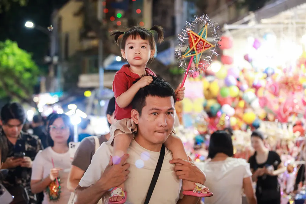 Đêm Trung thu không thể thiếu những đồ chơi như đèn ông sao, mặt nạ, đèn kéo quân… và đặc biệt không thể thiếu ông tiến sĩ giấy và hai ông đánh gậy đứng bên cạnh. Đó là biểu tượng cho sự ham học mà người đời muốn truyền lại cho thế hệ mai sau. pho-hang-ma (7).jpg