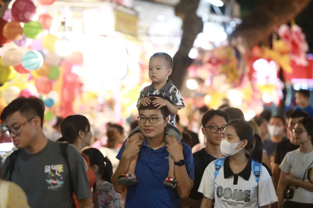 Ghi nhận vào tối ngày 25-8, hàng ngàn phụ huynh đã đưa con em mình tới phố Hàng Mã để tham quan, mua sắm. pho-hang-ma (8).jpg
