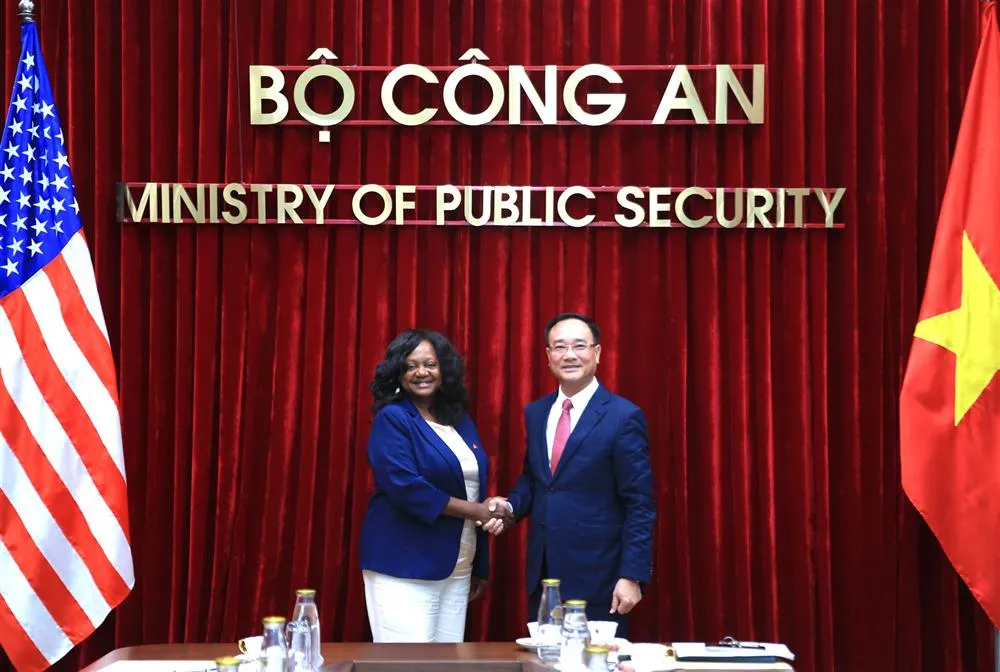 Thứ trưởng Phạm Thế Tùng và Thứ trưởng Bonnie Jenkins tại buổi tiếp. 318_1 bat tay.jpg
