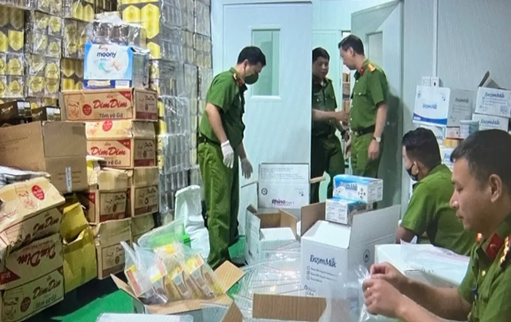 Lực lượng chức năng tiến hành kiểm tra, thu giữ một số các sản phẩm sữa tại kho hàng Công ty CP sữa Hà Lan tại TP Chí Linh, tỉnh Hải Dương.Ảnh CA sua-ha-lan.jpg