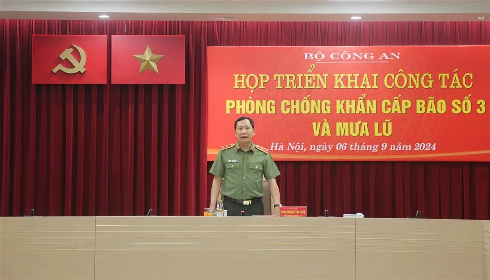 Trung tướng Lê Văn Tuyến, Thứ trưởng Bộ Công an, chủ trì cuộc họp triển khai công tác phòng chống khẩn cấp bão số 3 và mưa lũ. Ảnh: CA bao-so-3.jpg