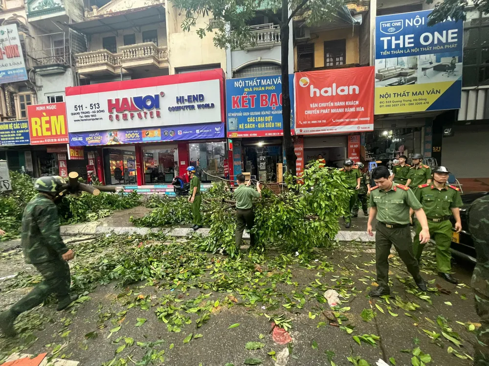 Lực lượng Công an quận Hà Đông khắc phục các sự cố do cơn bão số 3 gây ra trên địa bàn, giúp người dân sớm ổn định cuộc sống. Ảnh CA bao-so-3 (3).jpg