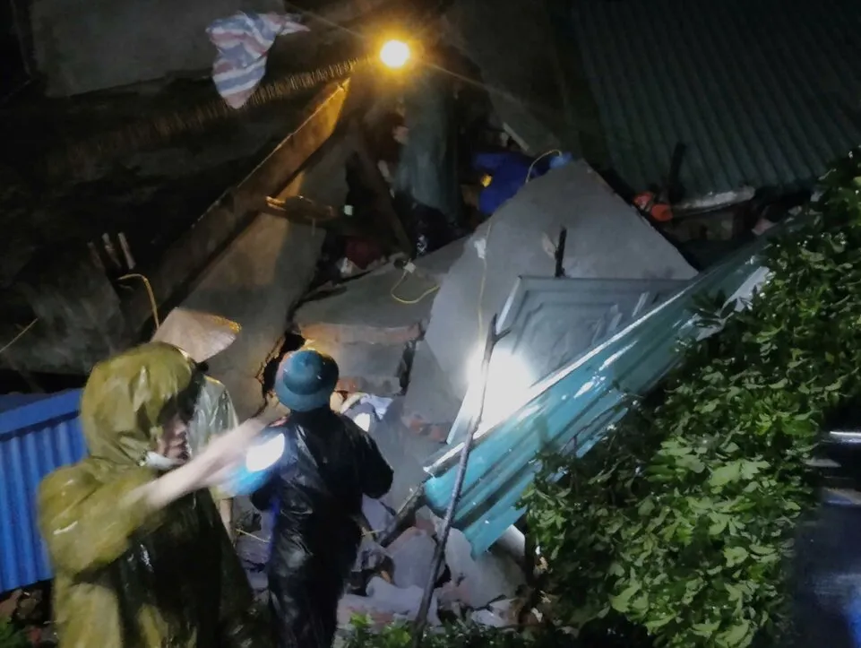 Sạt lở đất sập nhà ở hòa bình