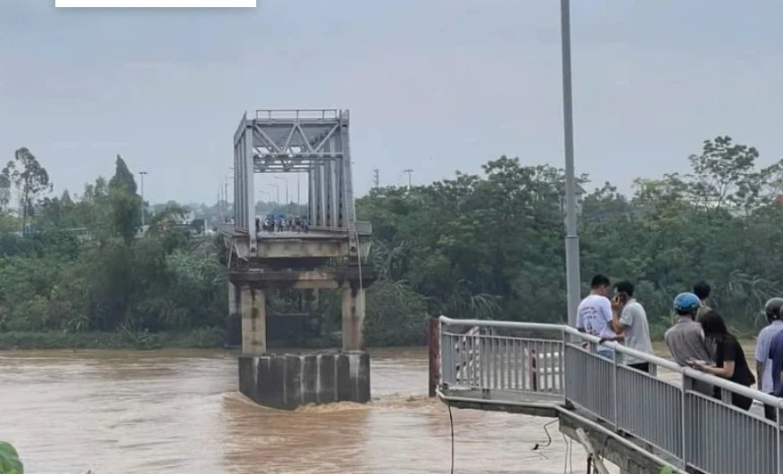 lái xe ô tô qua cầu