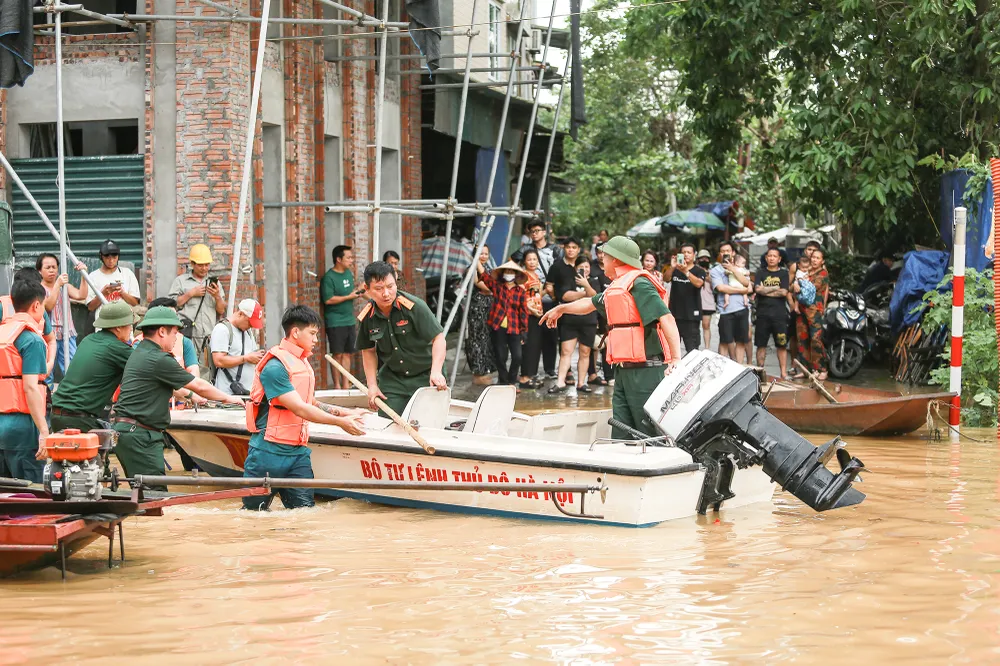 Tại thời điểm này, nước sông Hồng lên chủ yếu vẫn do lũ từ các dòng sông nhỏ trên thượng nguồn nằm ngoài các hồ thủy điện đổ về. Còn các hồ thủy điện lớn đa mục tiêu, vừa phát điện, vừa chống lũ thì đang vận hành chức năng chống lũ, giữ nước lại. Chẳng hạn, Tuyên Quang là hồ thủy điện lớn nhất vùng Đông Bắc bộ, vào lúc 14 giờ 10 chiều nay chỉ xả 685m3/s so với nước lũ về lên tới 4.163m3/s. Còn Hòa Bình, nấc thang thủy điện cuối cùng của sông Đà – nguồn lũ chính từ Tây Bắc bộ, chỉ xả 2.215m3/s so với 5.003m3/s thượng nguồn đổ về. Dù vậy, vẫn có lo ngại là nước sông Hồng tại Hà Nội còn tiếp tục tăng trong những giờ tới.