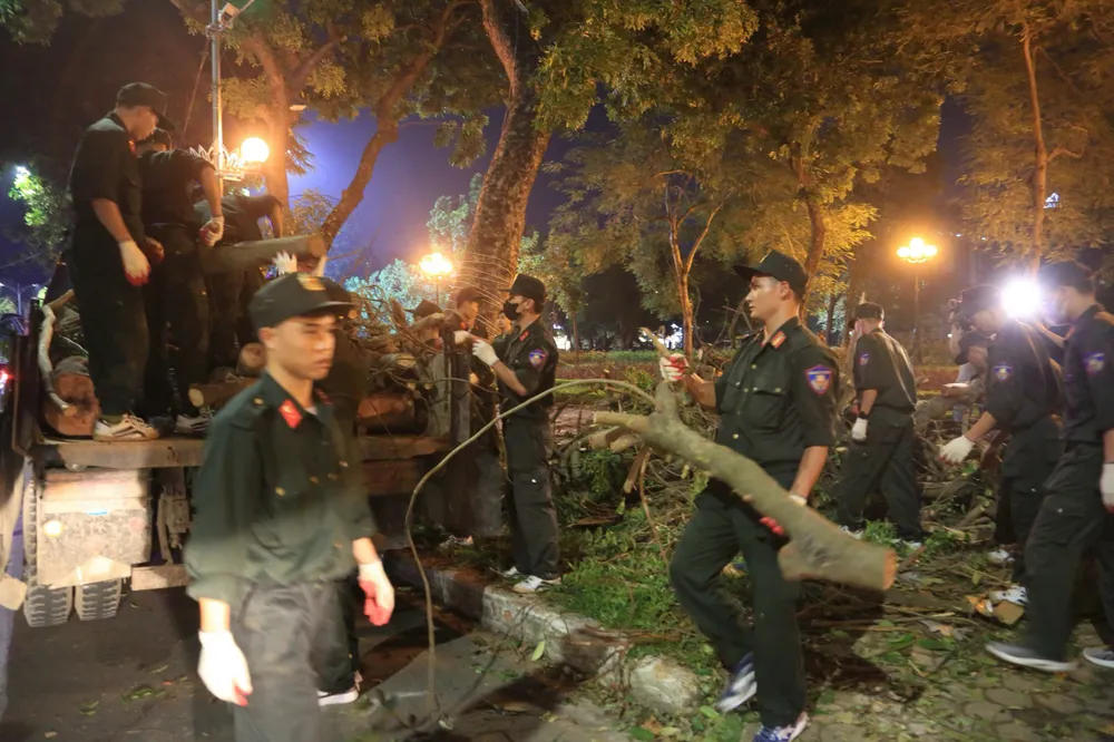 Đoàn viên, thanh niên Bộ Công an, Công an Hà Nội dọn dẹp cây xanh bị gãy đổ