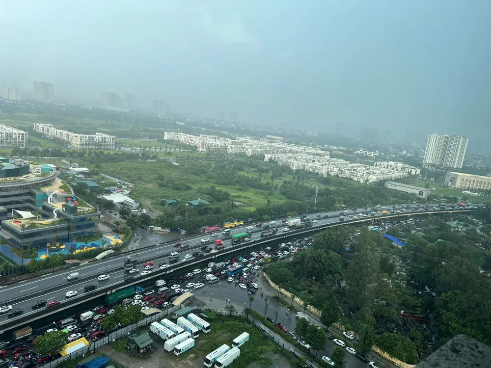 Khung cảnh giao thông nhìn từ trên cao trên đường Nguyễn Xiển. Ảnh Thanh Tú