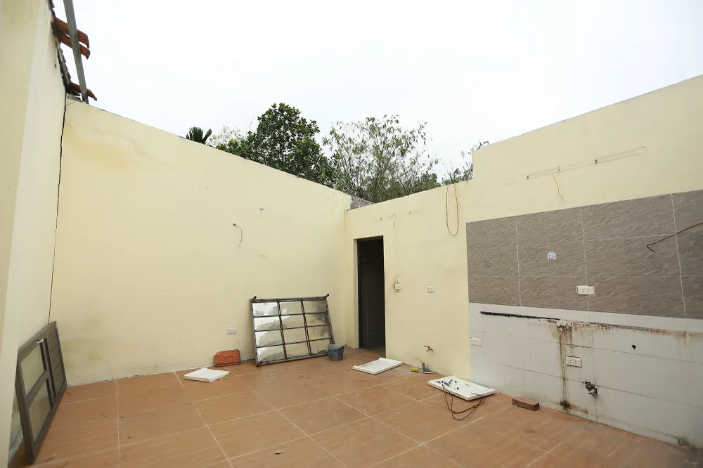 Hình ảnh một ngôi nhà tại đây phải di dời đồ đạc đến nơi an toàn. Nhiều vết nứt bắt đầu xuất hiện tại một số ngôi nhà ở khu vực xảy ra sạt lở.