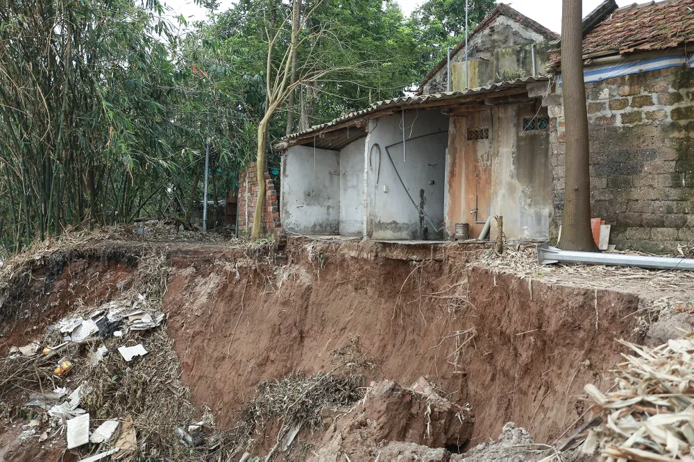 Người dân xã Kim Lan cho biết hiện tượng sạt lở lần này nghiêm trọng nhất từ trước đến giờ. Lần sạt lở gần đây nhất cách đây đã 30 năm.