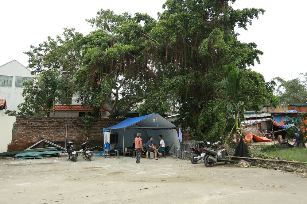 Lực lượng dân quân địa phương cũng túc trực, theo dõi tình trạng sạt lở và cấm người dân lại gần khu vực nguy hiểm.