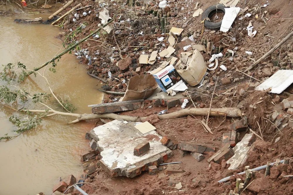 Ông Nguyễn Xuân Hà (xã Kim Lan) cho biết gia đình ông là một trong những hộ chịu ảnh hưởng trực tiếp của vụ sạt lở khi mất đi một phần xưởng tôn rộng khoảng 60 m2 cùng hàng chục m2 đất thổ cư sinh sống.