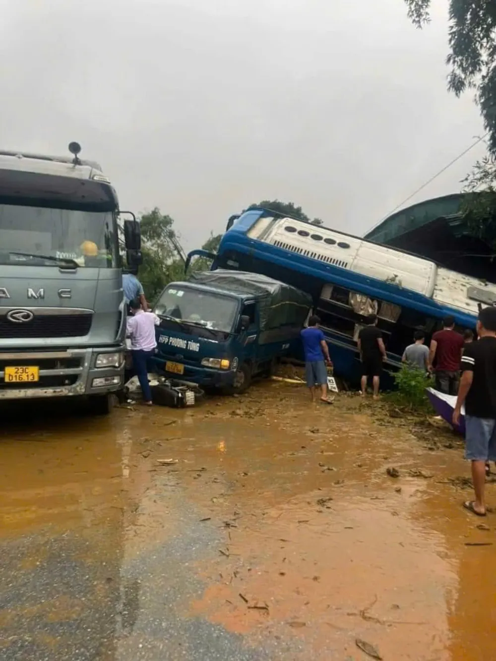 Các phương tiện khi đang lưu thông bị đất đá đẩy xuống dưới. Ảnh CTV Sạt lở trên trên quốc lộ 2 ở Hà Giang, 2 người chết và mất tích, 4 người bị thương