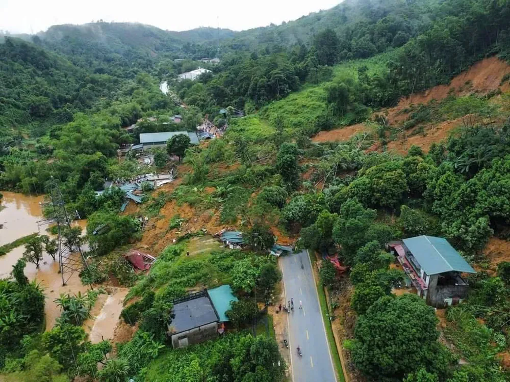 Khu vực bị sạt lở trên Quốc lộ 2. Ảnh CTV z5878398932621_1118f8931f617e23a66fb35fbed47139.jpg