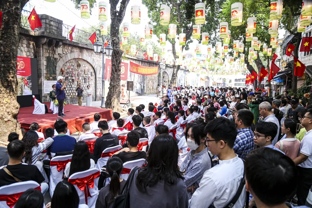 Trong sáng nay, tại phố Bích Họa Phùng Hưng, nhà sử học Dương Trung Quốc đã cùng đông đảo học sinh, phụ huynh ôn lại những kỷ niệm về ngày Giải phóng Thủ đô.