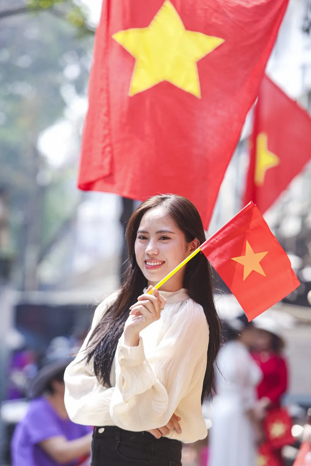 Bạn Trần Huyền Trang (Hải Hậu, Nam Định) xuất phát từ 5 giờ sáng với quãng đường khoảng 120km đến Hà Nội, hòa chung không khí hào hùng của người dân Thủ đô. Bạn Trang cho biết, tuy không sinh ra ở Hà Nội nhưng những hình ảnh, di tích được phục dựng tại nơi đây đã cho Trang thêm hiểu và thêm yêu thành phố này.