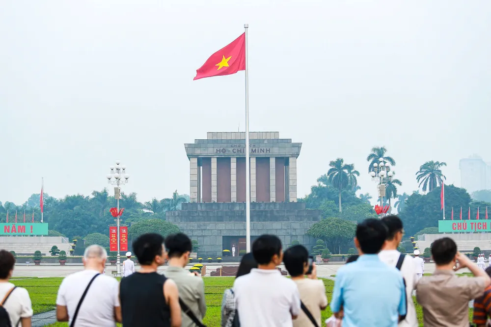 Người dân chứng kiến giây phút thượng cờ trước Lăng Chủ tịch Hồ Chí Minh tại Quảng trường Ba Đình trong ngày kỉ niệm 70 năm Giải phóng Thủ đô (10-10).