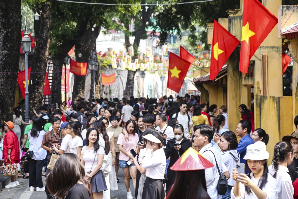 70 năm Ngày Giải phóng Thủ đô là dịp đặc biệt để người dân cả nước hướng về Hà Nội, trải nghiệm không khí hân hoan, phấn khởi.