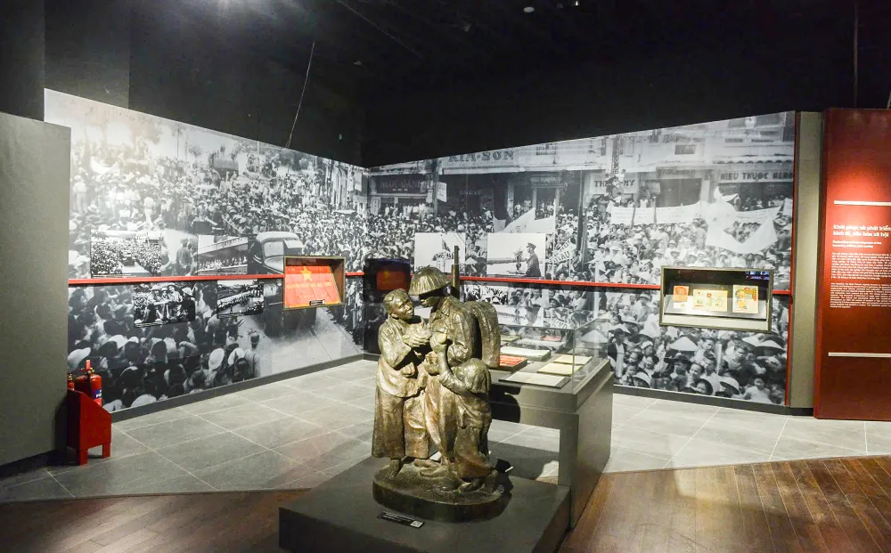 Tượng điêu khắc "Nắm đất miền nam" do nhà điêu khắc Phạm Xuân Thi sáng tác năm 1955. bao-tang-lich-su-quan-su (31).jpg
