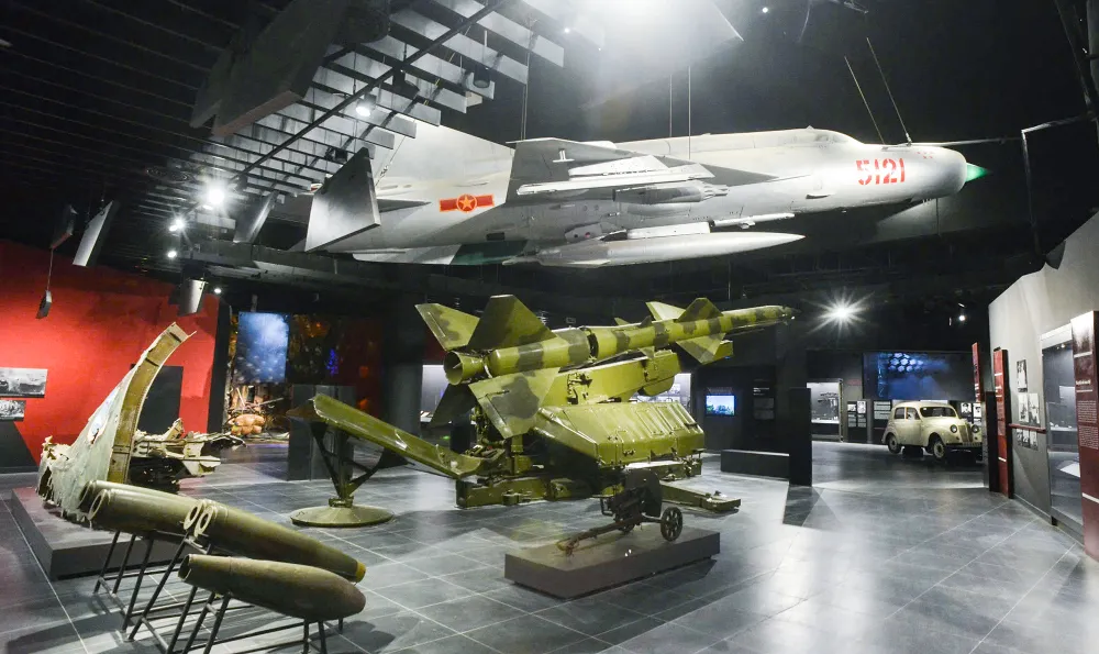 Khu vực trưng bày Bảo vật quốc gia - chiếc máy bay MiG-21 số hiệu 5121 cùng các hệ thống phòng không góp phần làm nên chiến thắng "Điện Biên Phủ trên không" của quân và dân ta tháng 12-1972. Trung tướng, Anh hùng Lực lượng vũ trang nhân dân Phạm Tuân từng điều khiển chiếc MiG-21 này và bắn hạ máy bay B52 vào đêm 27-12-1972. Chiếc máy bay từng bắn hạ 5 máy bay Mỹ, phi công Đinh Tôn và Vũ Đình Rạng cũng từng điều khiển chiếc máy bay này. bao-tang-lich-su-quan-su (45).jpg