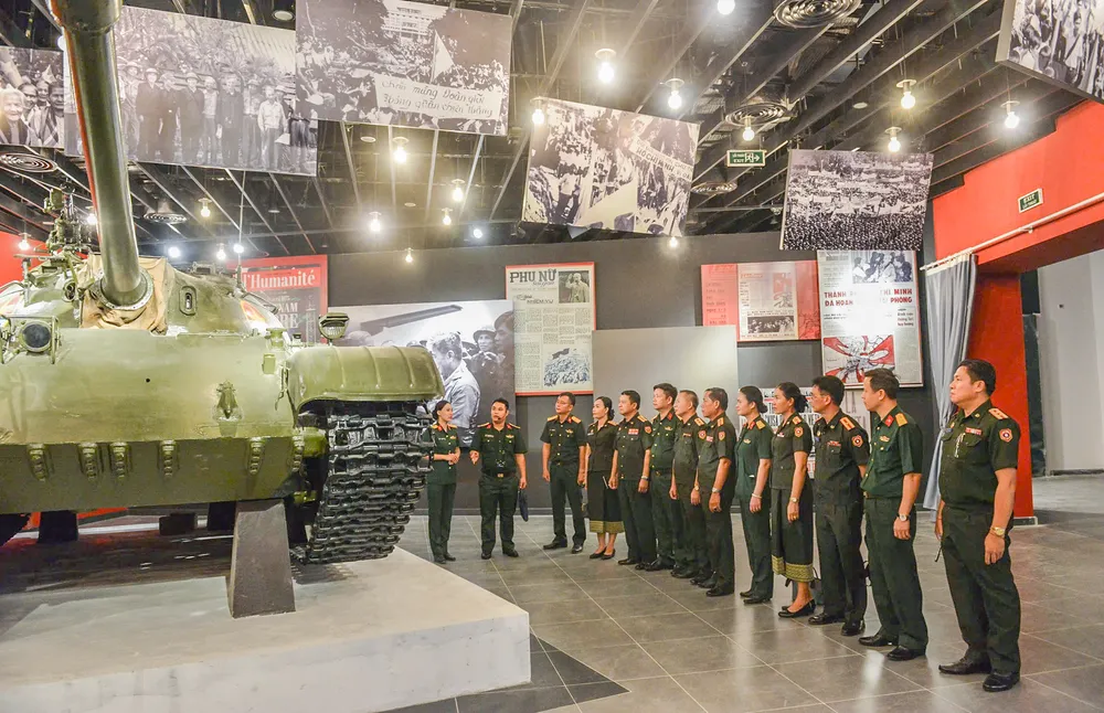 Trong kháng chiến chống Mỹ, chiếc T-54B thuộc Đại đội 4, Tiểu đoàn 1, Lữ đoàn Tăng thiết giáp 203, Quân đoàn 2 đã tham gia giải phóng Huế, Đà Nẵng sau đó tiếp tục tham gia Chiến dịch Hồ Chí Minh. Ngày 30-4-1975, xe tăng này đã dẫn đầu đội hình vào Sài Gòn, trên đường đến Dinh Độc Lập đã bắn cháy 3 xe tăng và bọc thép của địch. Lúc 11 giờ, xe tăng 843 húc vào cổng phụ của Dinh Độc Lập, bị chết máy, đồng chí Đại đội trưởng Đại đội 4 Bùi Quang Thận, chỉ huy xe tăng 843, là người đã cắm lá cờ lên nóc Dinh Độc Lập. Chiếc xe tăng huyền thoại T-54B số hiệu 843 được nhà nước công nhận là Bảo vật Quốc gia năm 2012. bao-tang-lich-su-quan-su (56).jpg