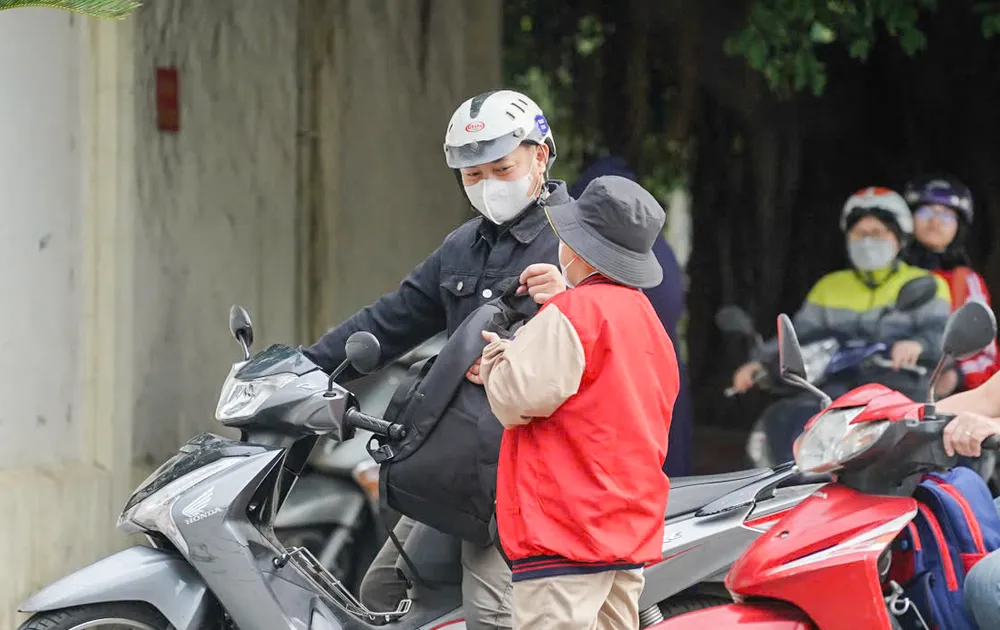 Không khí lạnh tràn về, sáng nay học sinh đi học được phụ huynh trang bị cho những chiếc khoác khi tới trường.