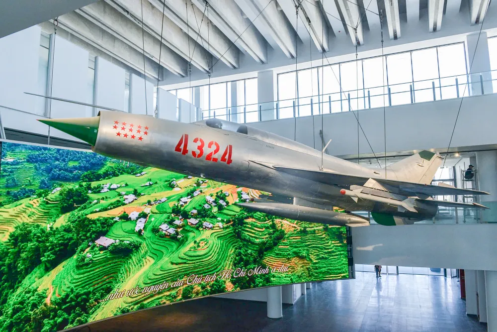 Sảnh chính của bảo tàng trưng bày chiếc "Én bạc" MiG-21 mang số hiệu 4324. Trong cuộc kháng chiến chống Mỹ cứu nước, từng có 9 phi công điều khiển chiếc MiG-21 4324, đã xuất kích 69 lần, gặp địch 22 lần, xạ kích 16 lần, bắn rơi 14 máy bay Mỹ. Trên thân của chiếc MiG-21 in hình 14 ngôi sao màu đỏ, tượng trưng cho 14 máy bay địch bị bắn hạ. Chiếc máy bay này được Thủ tướng Chính phủ công nhận là Bảo vật quốc gia ngày 14-1-2015. z5947071505434_5d679d1fcfacbc36cf667fd97bb1d8da.jpg