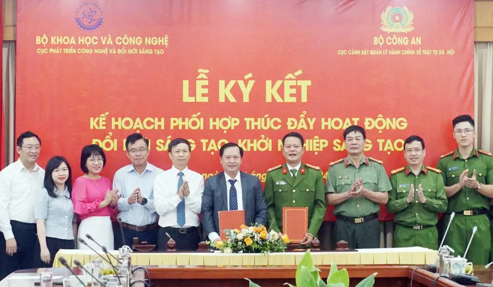 Hai đơn vị trao kế hoạch phối hợp thúc đẩy hoạt động đổi mới sáng tạo, khởi nghiệp sáng tạo. Ảnh CA doi-moi-sang-tao.jpg