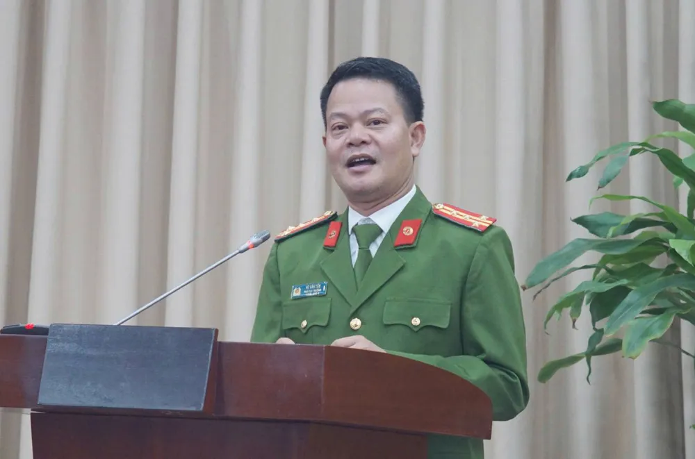 Đại tá Vũ Văn Tấn, Phó Cục trưởng Cục Cảnh sát QLHC về TTXH, Bộ Công an phát biểu tại buổi lễ. Ảnh CA z6021100871944_3de25fde9600a13ac81fbbfb8f7e6997.jpg