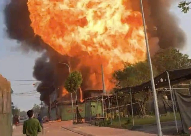 Cháy lớn tại xưởng sản xuất bao bì ở Hà Nội