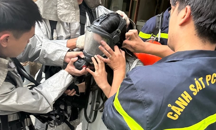 Tại Hà Nội đã xảy ra một vụ cháy nhà dân, bảy người đã được lực lượng chức năng hướng dẫn thoát nạn thành công.